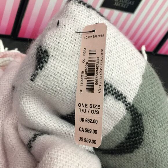 NEW 🍎VICTORIA SECRET Blanket for beach - Picture 3 of 3